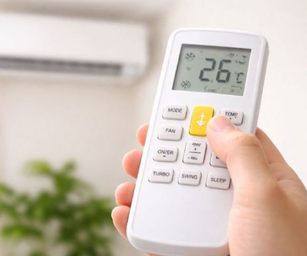 冷氣遙控器不能用？先檢查電池是否漏液損壞電路板